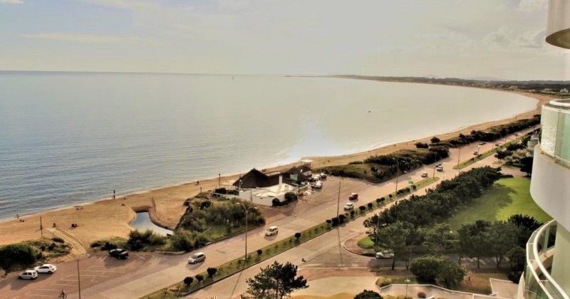 Departamento en torre de categoría frente a Playa Mansa